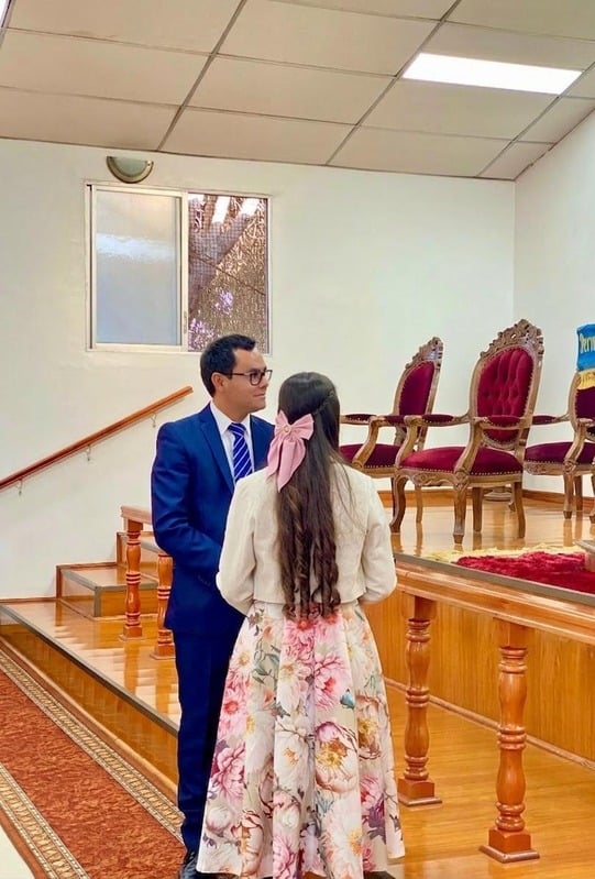 Luis y Abigail en la iglesia